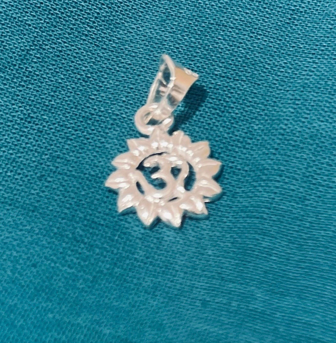 Om Locket 3