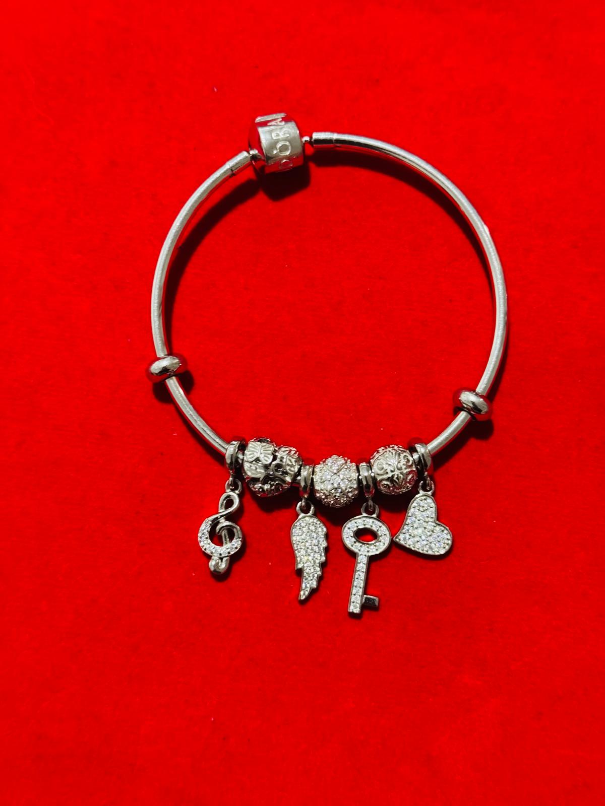 Pandora Bangle with charms(14)