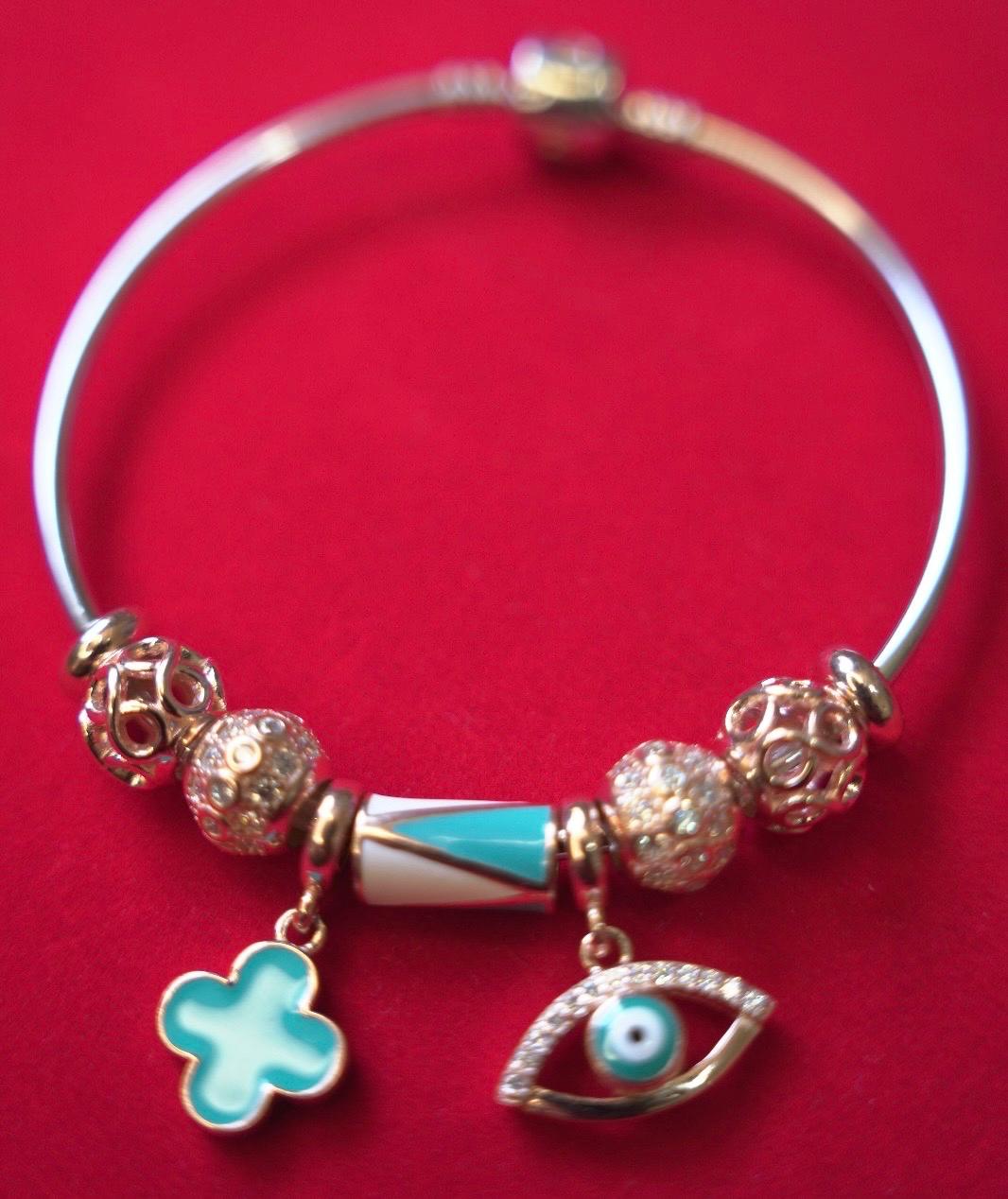 Pandora Bangle with charms(15)